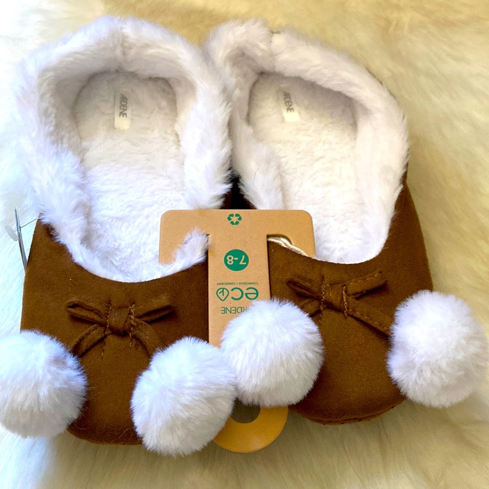 Ardene Pom Pom indoor slip ons in size 7-8